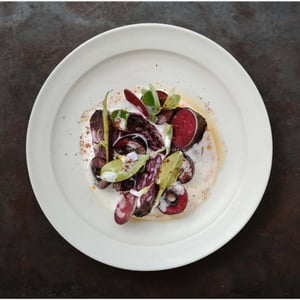 Fine dining gerecht met rode biet, groenten en verfijnde garnituren