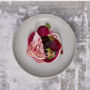 Fine dining gerecht met rode biet en verfijnde garnituren