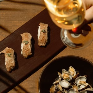 Eersteklas sushi en zeevruchten, geserveerd in een luxe restaurant.