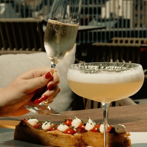 Exclusieve cocktails, geserveerd op het dakterras van een luxe hotel.