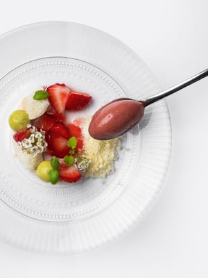 Verfijnd aardbeidessert met sorbet, biscuitgebak en verse kruiden bij Restaurant Bridges in Amsterdam.