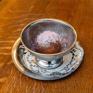 Een seizoensgebonden dessert dat wordt geserveerd in Restaurant De Kas in Amsterdam.
