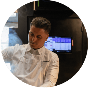 Chef-kok Guido Braeken en het Annoncer-scherm