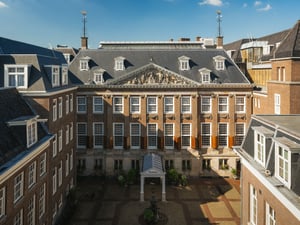 Binnenplaats en historische gevel van Sofitel Legend The Grand Amsterdam.