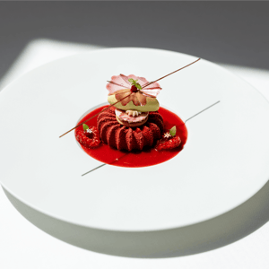 Een gastronomisch gerecht met zeevruchten, rode saus en een verfijnde garnering bij Create by Guido Braeken