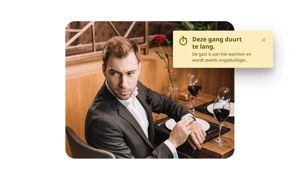 Gast die zit te wachten op een restaurant medewerker