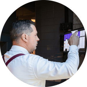 Restaurantmanager Mark Schellingerhout en het Annoncer-scherm